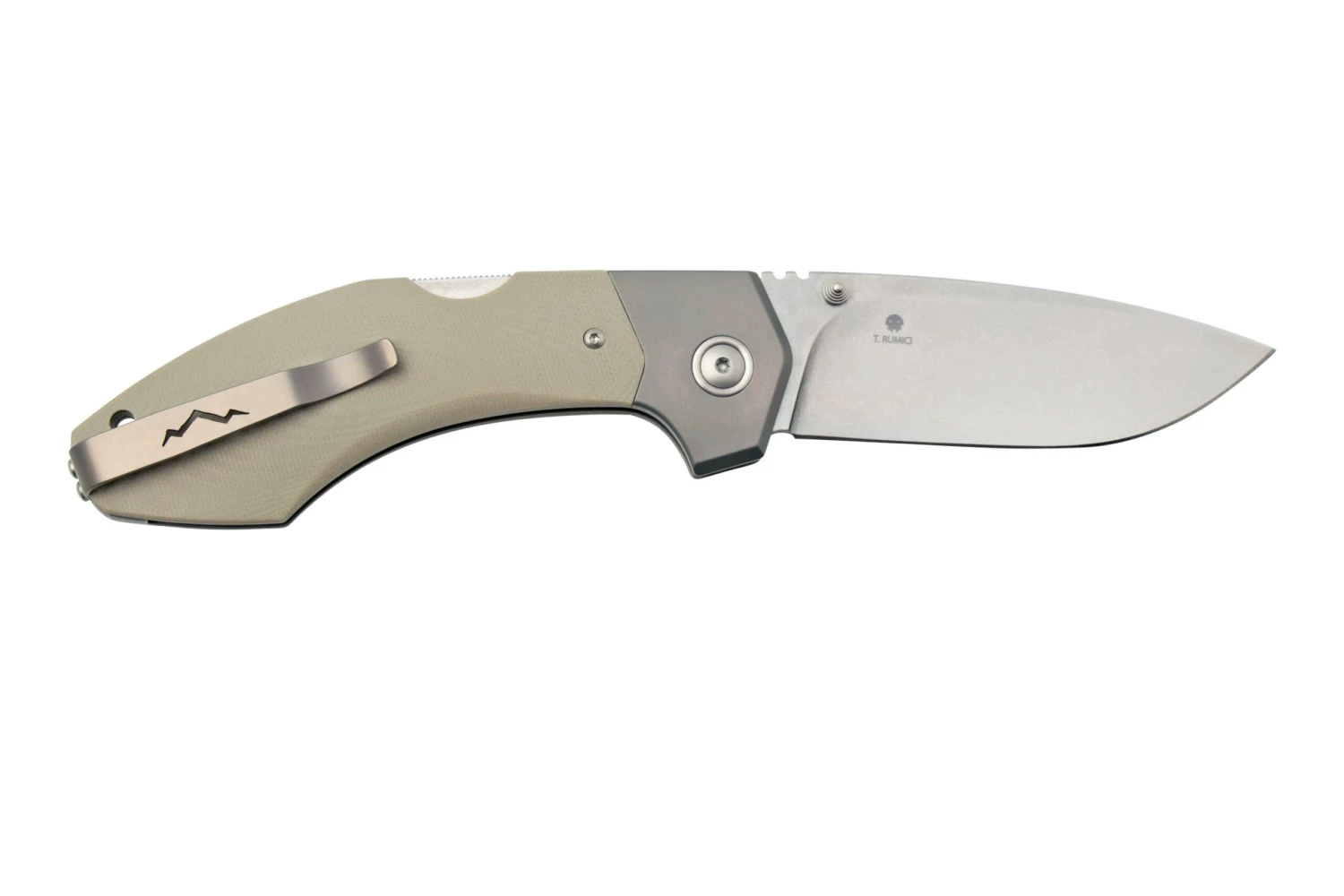 MKM Hero Stonewashed, Tan G10, Titanium Bolsters, Couteau De Poche 2 MKM Hero Stonewashed, Tan G10, Titanium Bolsters, Couteau De Poche – Image 2