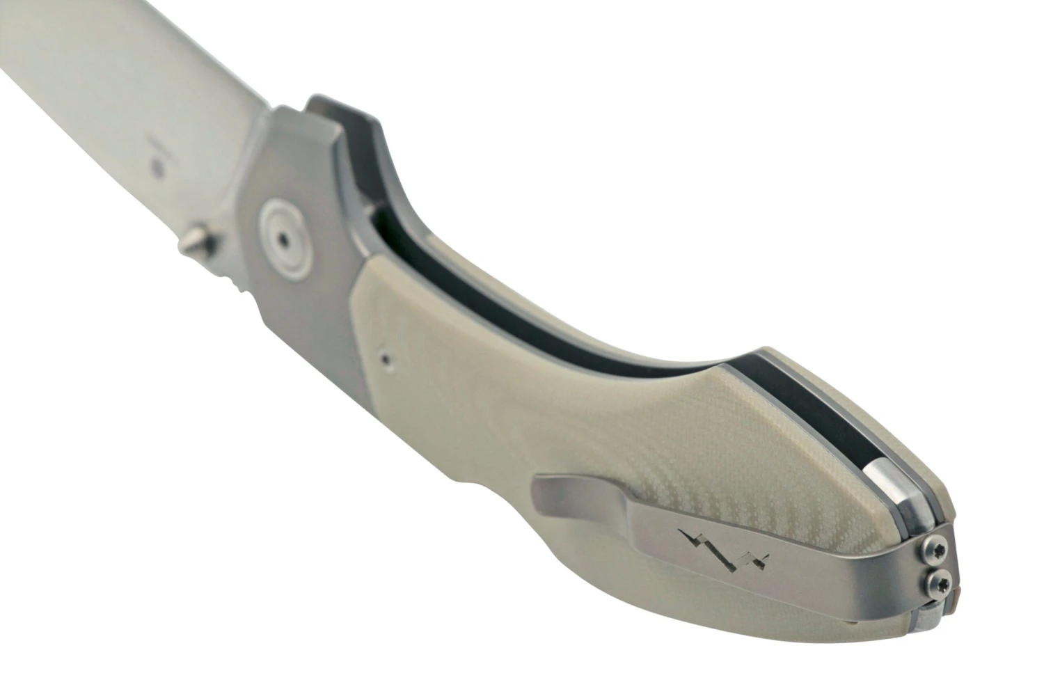 MKM Hero Stonewashed, Tan G10, Titanium Bolsters, Couteau De Poche 4 MKM Hero Stonewashed, Tan G10, Titanium Bolsters, Couteau De Poche – Image 4