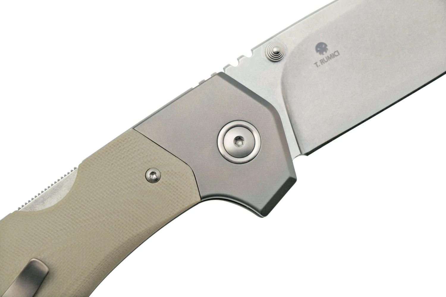 MKM Hero Stonewashed, Tan G10, Titanium Bolsters, Couteau De Poche 5 MKM Hero Stonewashed, Tan G10, Titanium Bolsters, Couteau De Poche – Image 5